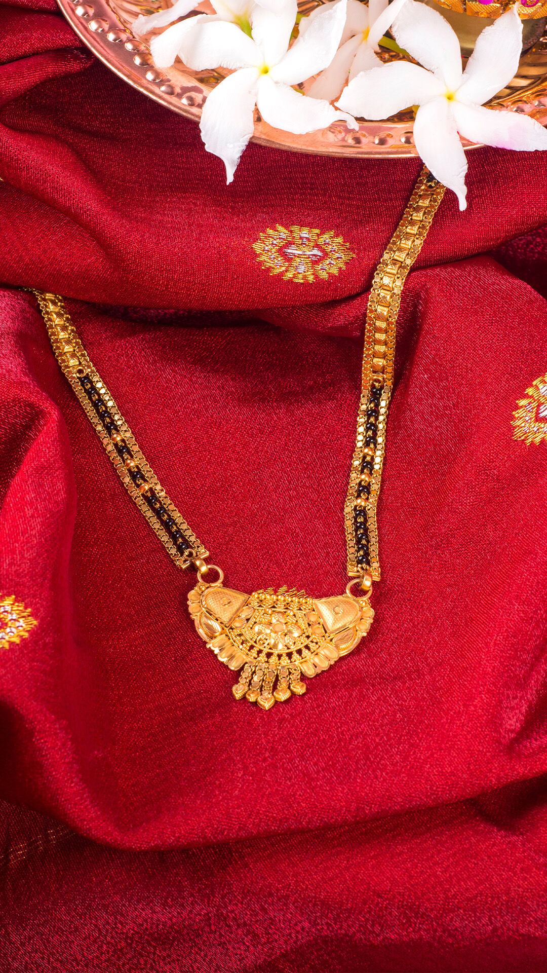 A beautifull gold mangalsutra for bride